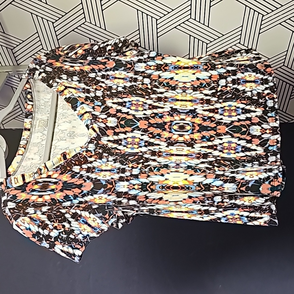 Anne Klein Sport Brown, Peach & Blue Abstract V-Neck Short Sleeve Top